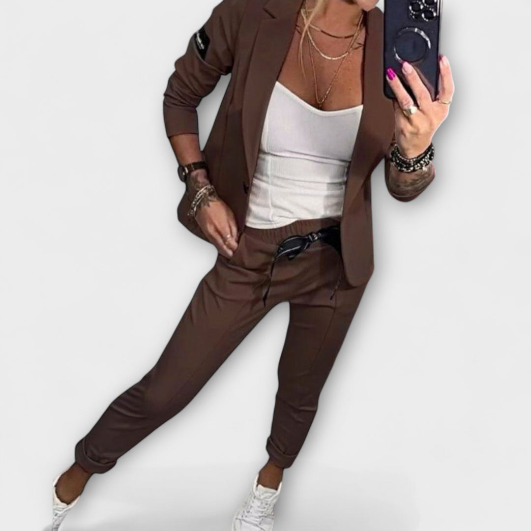 Greta – Elegantes Set aus Top, Jacke und Hose (Bild 1)